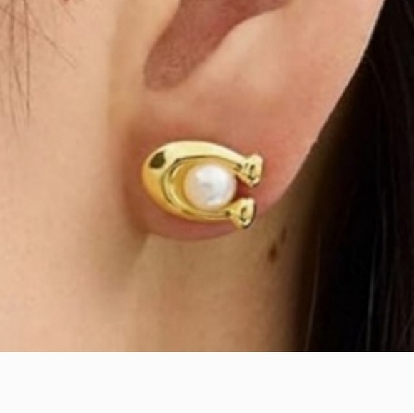 🔹️COACH 🔹️signature Stone stud Plated Brasd Earrings  [ Sold Out] - Picture 3 of 9
